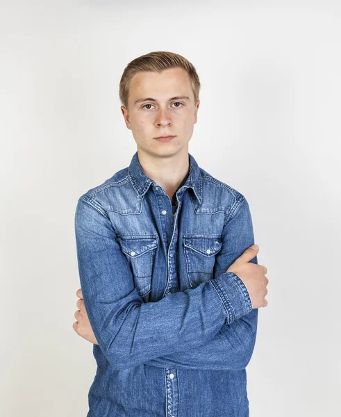 Netter lächelnder Junge posiert im Studio — Stockfoto