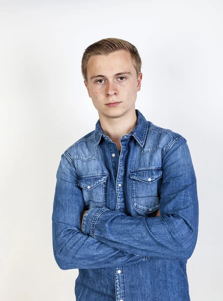 Netter lächelnder Junge posiert im Studio — Stockfoto