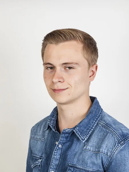 Schattige lachende jongen poseren in studio — Stockfoto