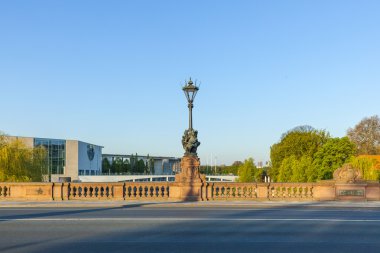 Berlin spree Nehri ile Alman cancellery adlı Moltke Bridge'de