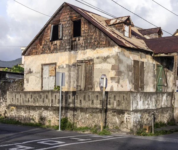 Malownicze drewnianej chatce w kwartale Carib terytorium w Roseau — Zdjęcie stockowe