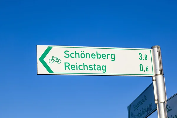 Знак для туристов направление рейхстаг и Schoenefeld в Берлине — стоковое фото