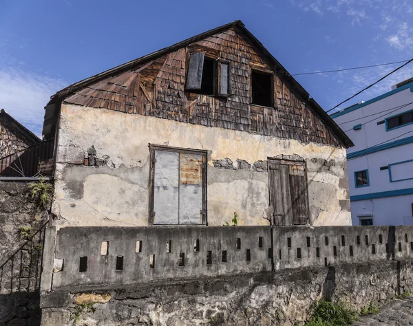 Malerische Holzhütte im Viertel Karibik Territorium in roseau — Stockfoto