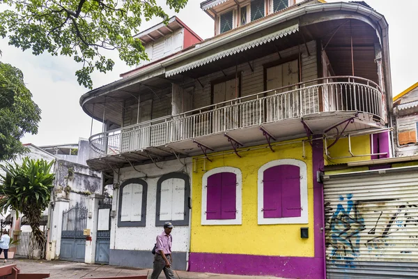 Casa velha com paredes coloridas em Pointe-a-Pitre — Fotografia de Stock