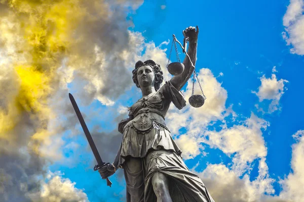 Standbeeld van Vrouwe Justitia tegenover de romer in frankfurt — Stockfoto