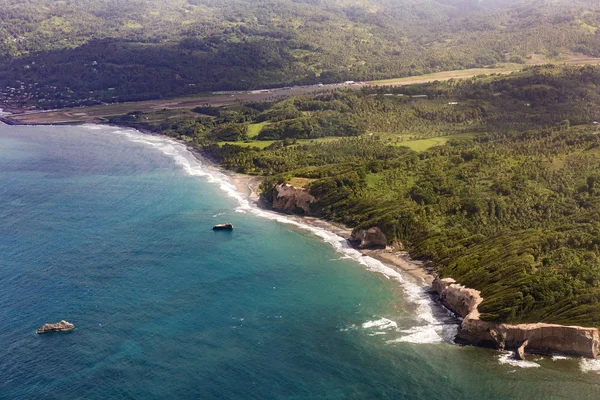 Antena de selva, costa y océano en Dominica — Foto de Stock