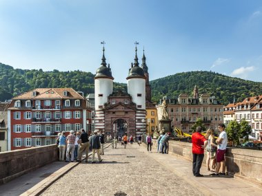eski köprünün ve Heidelberg şehir kapısı kişi ziyaret