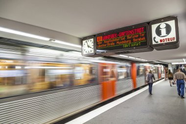  insanlar Hamburg'da metro istasyonunda