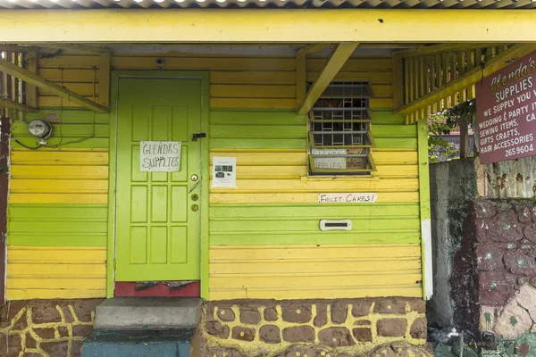 Panoramica capanna in legno nel quartiere Carib Territorio di Roseau — Foto Stock