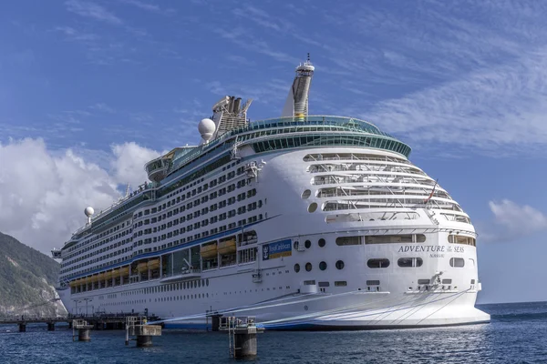 The adventure of the seas anchors in Roseau — Stock Photo, Image