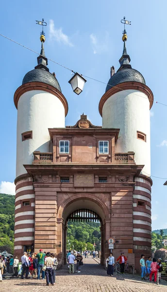 Människor besöka bridge och staden utfärda utegångsförbud för av Heidelberg, Tyskland — Stockfoto