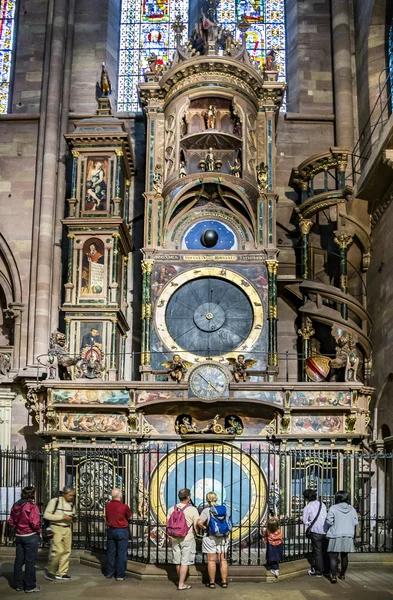 La gente visita el reloj en la Catedral de Estrasburgo —  Fotos de Stock