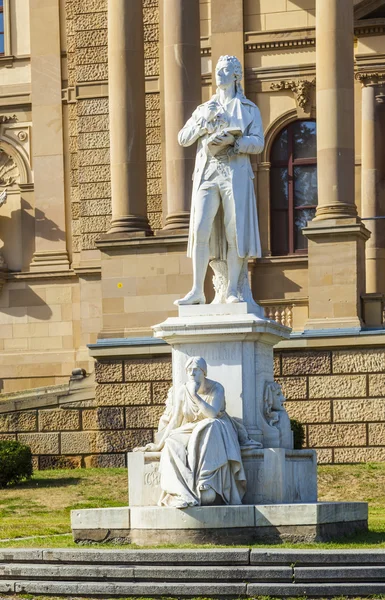 Статуи Хессишского государственного театра в Висбадене — стоковое фото