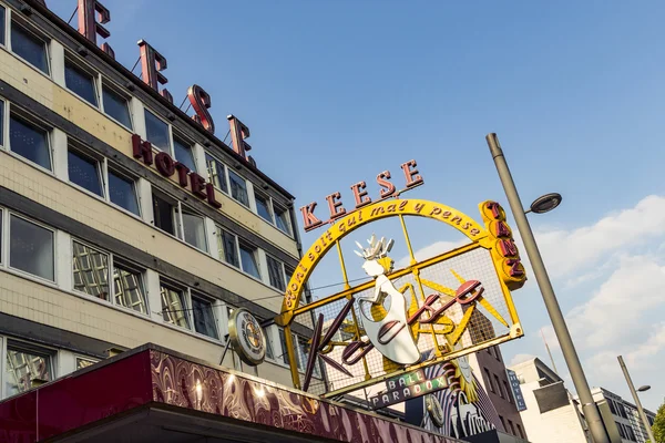 Berömda skylten Café Keese på Reeperbahn i Hamburg — Stockfoto