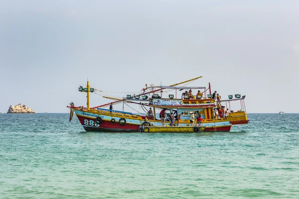 Vecchio traghetto in legno porta i turisti alla piccola isola di Koh — Foto Stock