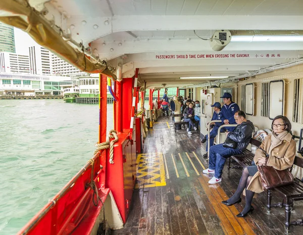 Passagiers op het bovendek van een Star Ferry — Stockfoto
