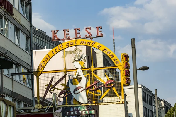 Berömda skylten Café Keese på Reeperbahn i Hamburg — Stockfoto