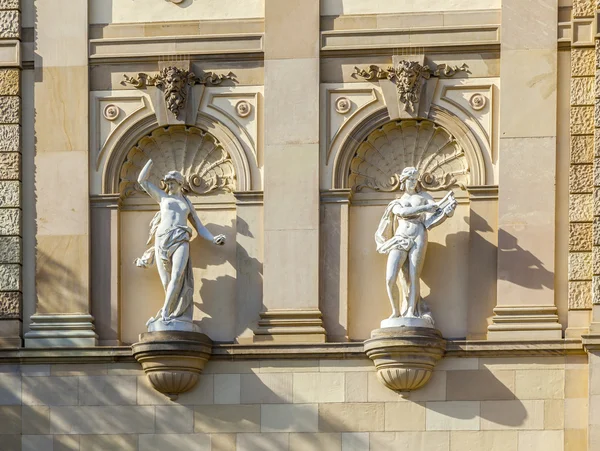 Statuen im Hessischen Staatstheater wiesbaden — Stockfoto