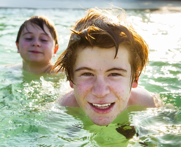 Bratři mají jasné teplé vody na krásné pláži — Stock fotografie