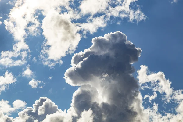 Nuvens de cúmulo e nuvens de tempestade cinza se reunindo no céu azul — Fotografia de Stock