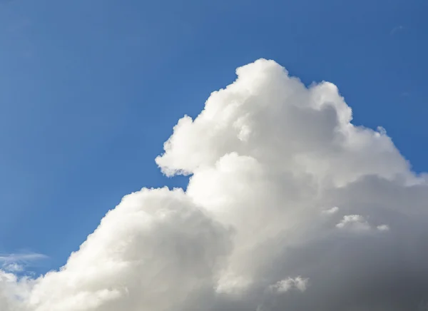 Nuvens de cúmulo e nuvens de tempestade cinza se reunindo no céu azul — Fotografia de Stock