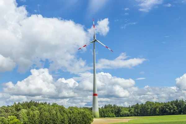 Enkel vindturbin i felt på landsbygda i Bayern – stockfoto