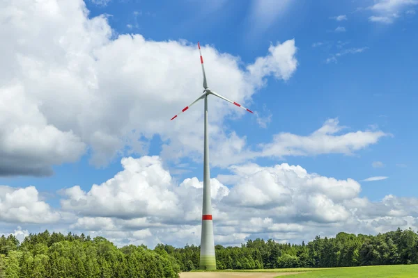 Enkel vindturbin i felt på landsbygda i Bayern – stockfoto