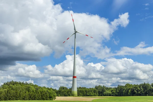 Enkel vindturbin i felt på landsbygda i Bayern – stockfoto