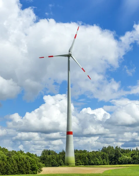 Solteira turbina eólica no campo na zona rural da Baviera — Fotografia de Stock