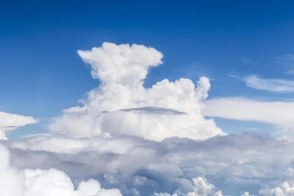 Prachtige wolken geeft een harmonische patroon — Stockfoto