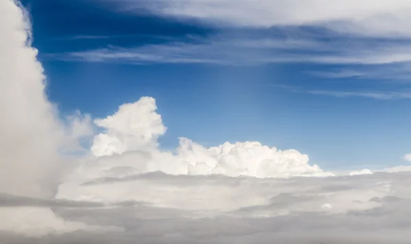 Nuvens bonitas dá um padrão harmônico — Fotografia de Stock