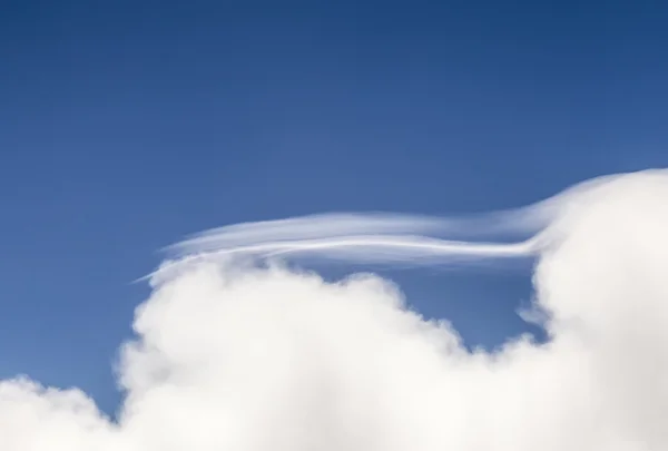 Nuvens bonitas dá um padrão harmônico — Fotografia de Stock