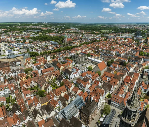 Vogelperspectief uitzicht over Ulm, schoot uit de toren van de kathedraal — Stockfoto