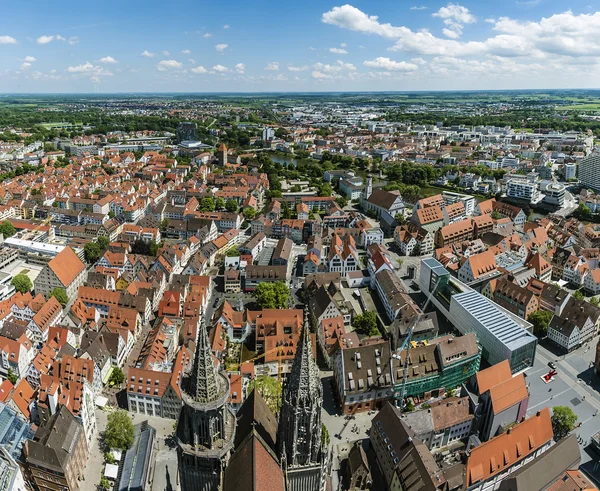 Vogelperspectief uitzicht over Ulm, schoot uit de toren van de kathedraal — Stockfoto