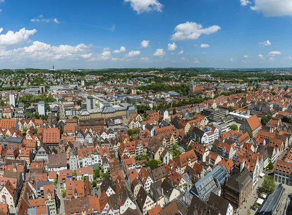 Vogelperspectief uitzicht over Ulm, schoot uit de toren van de kathedraal — Stockfoto
