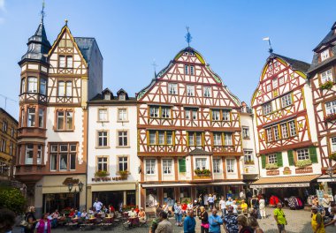 insanlar eski köy Bernkastel-Kues ziyaret