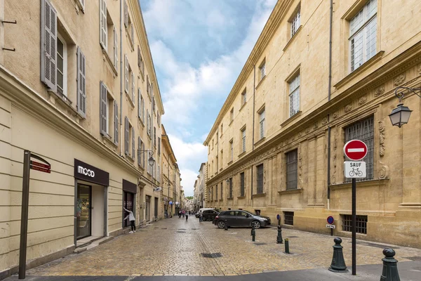 Människor gå i gamla stan i Aix en provence — Stockfoto