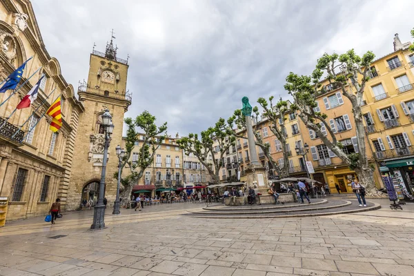 Lidé si sedí na ústřední místo v Aix en provence na — Stock fotografie