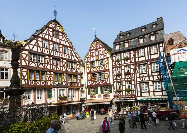 La gente visita il vecchio villaggio di Bernkastel-Kues — Foto Stock