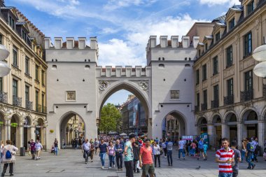 Münih'te Karlstor kapıdan boyunca yürüyüş insanlar