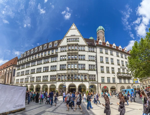 People in the pedestrian zone with view of Hirmer, the largest m — Stock Photo, Image