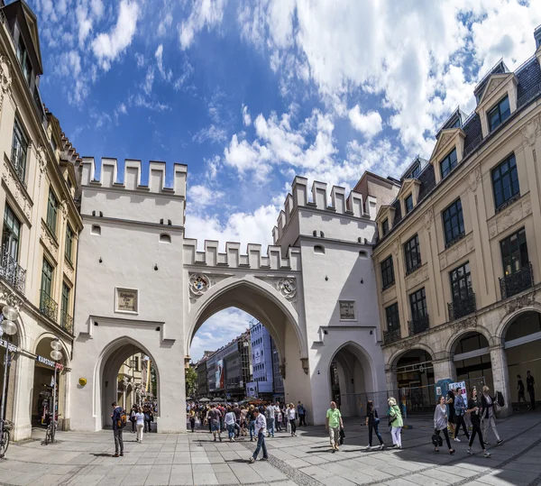 People walking along through the Karlstor gate in Munich — Stock Photo, Image