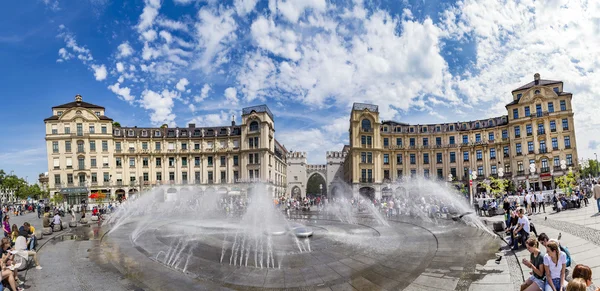 Pessoas caminhando pelo portão Karlstor em Munique e rep. — Fotografia de Stock