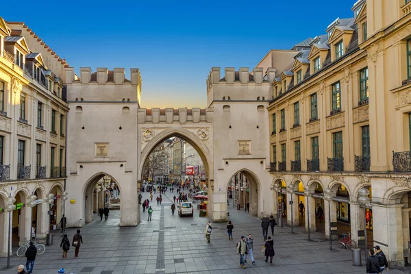 Persone che attraversano la porta di Karlstor — Foto Stock