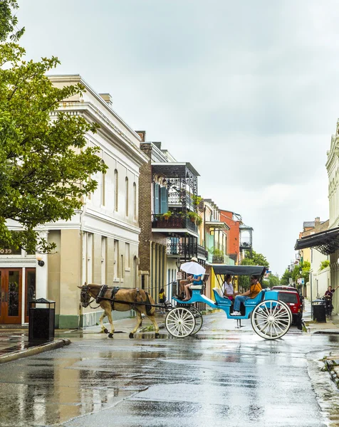 La gente fa una gita in carrozza nel vecchio quartiere francese — Foto Stock