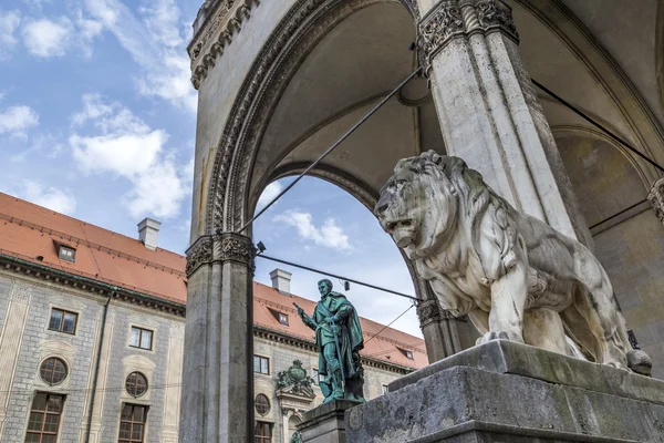 Estatua de León frente a Feldherrnhalle en la Odeonsplatz, Munic —  Fotos de Stock