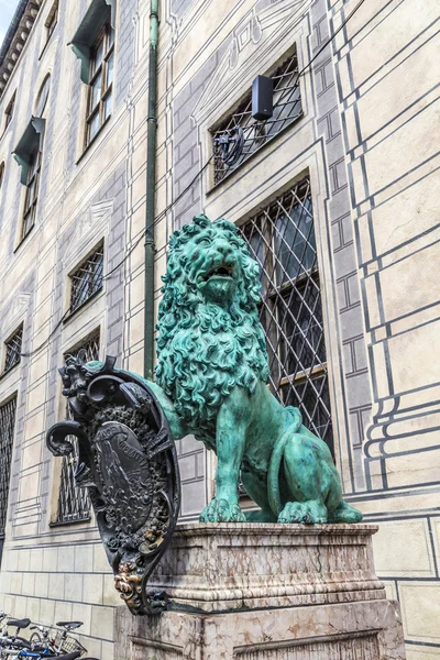 Estatua de león bavariano frente al palacio de residencia en odeonsplatz —  Fotos de Stock