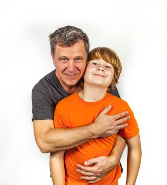 Baba ve oğul üzerinde beyaz izole Studio sarılma