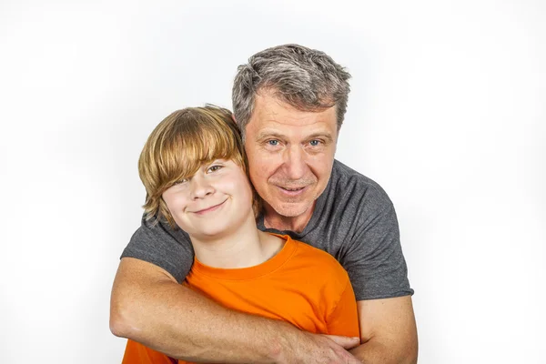 Pai e filho abraçando no estúdio — Fotografia de Stock