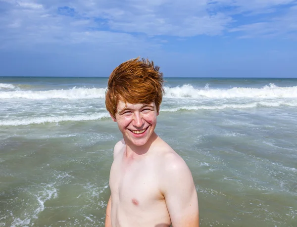 Jongen geniet de golven van de zee — Stockfoto
